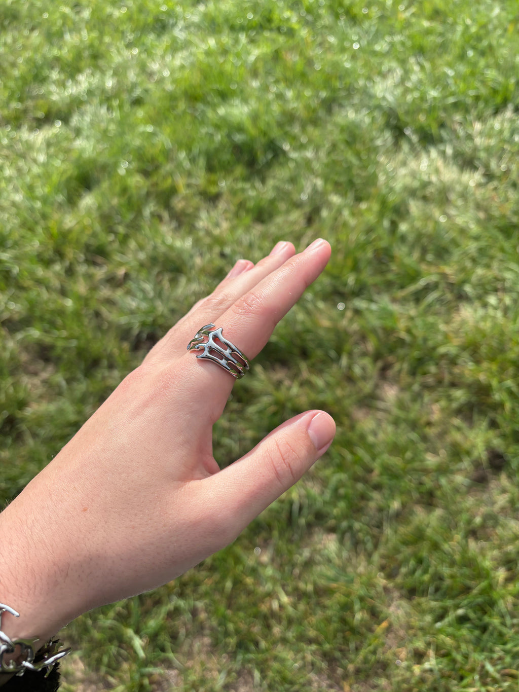 Thorn Embrace Ring aus 316L-Edelstahl, seitliche Ansicht des Dornenmotivs