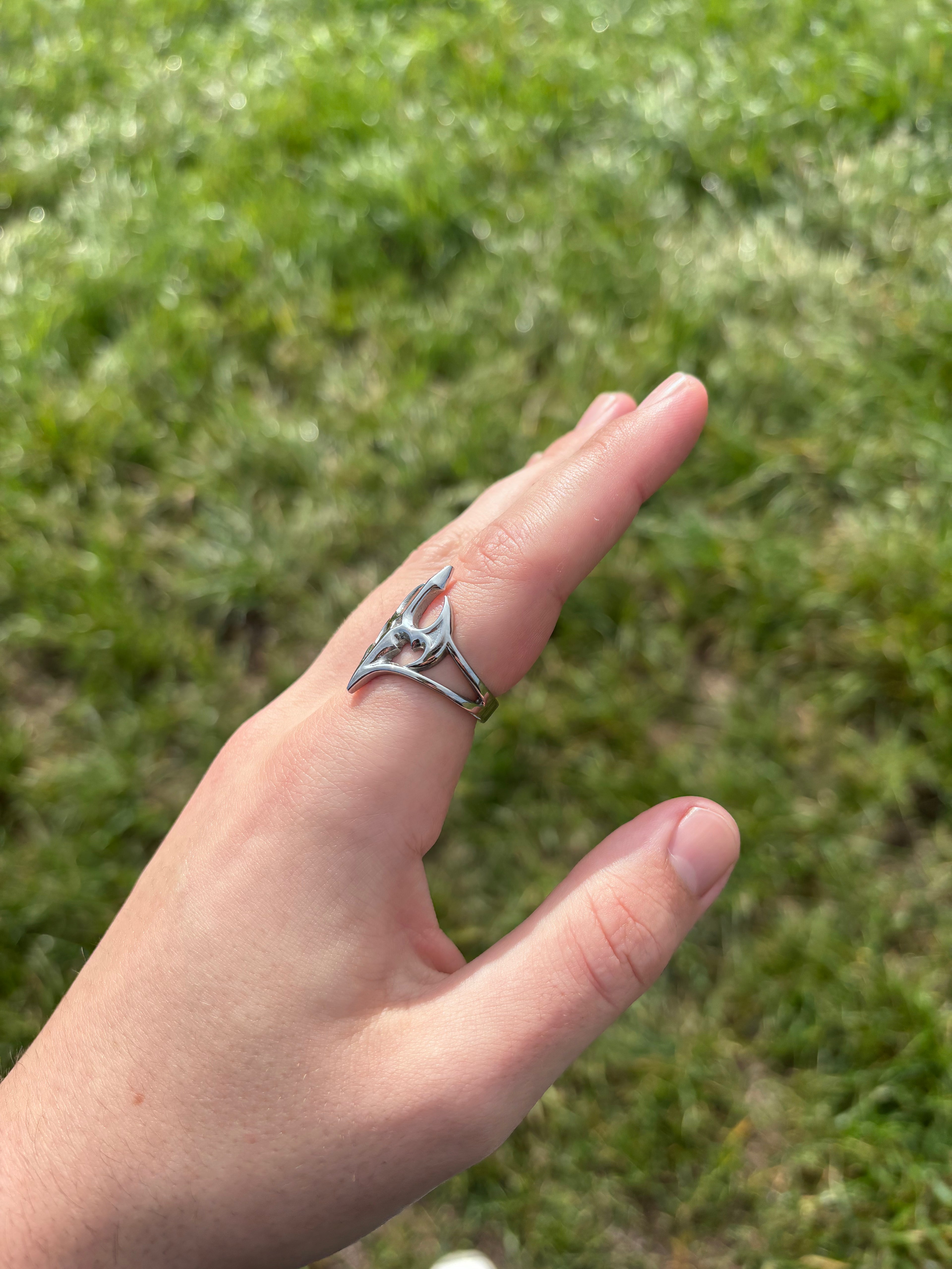 Nightshade Ring aus 316L-Edelstahl, seitliche Ansicht der gespaltenen Ringschiene