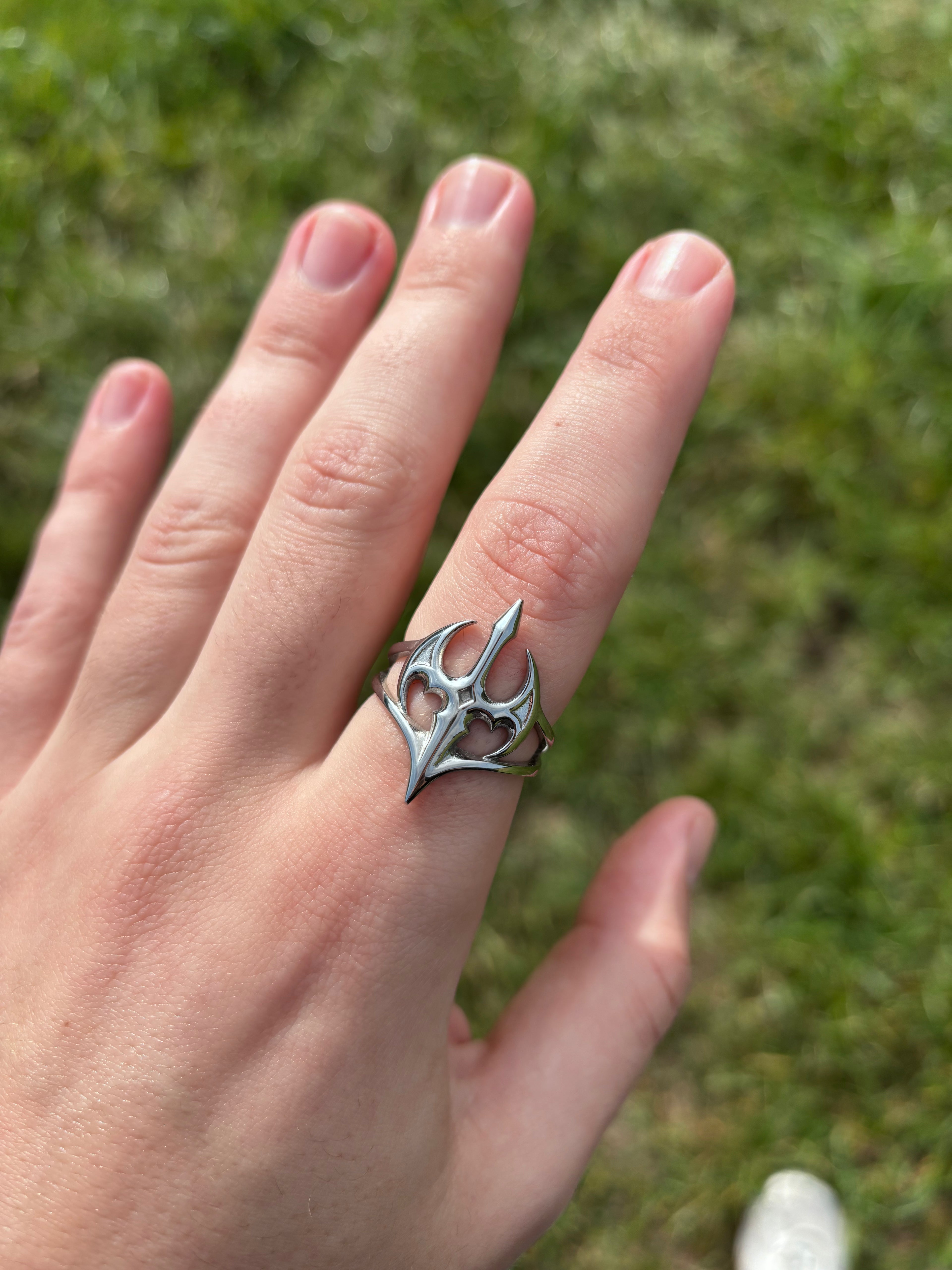 Nightshade Ring aus 316L-Edelstahl am Finger, Detailaufnahme bei Tageslicht