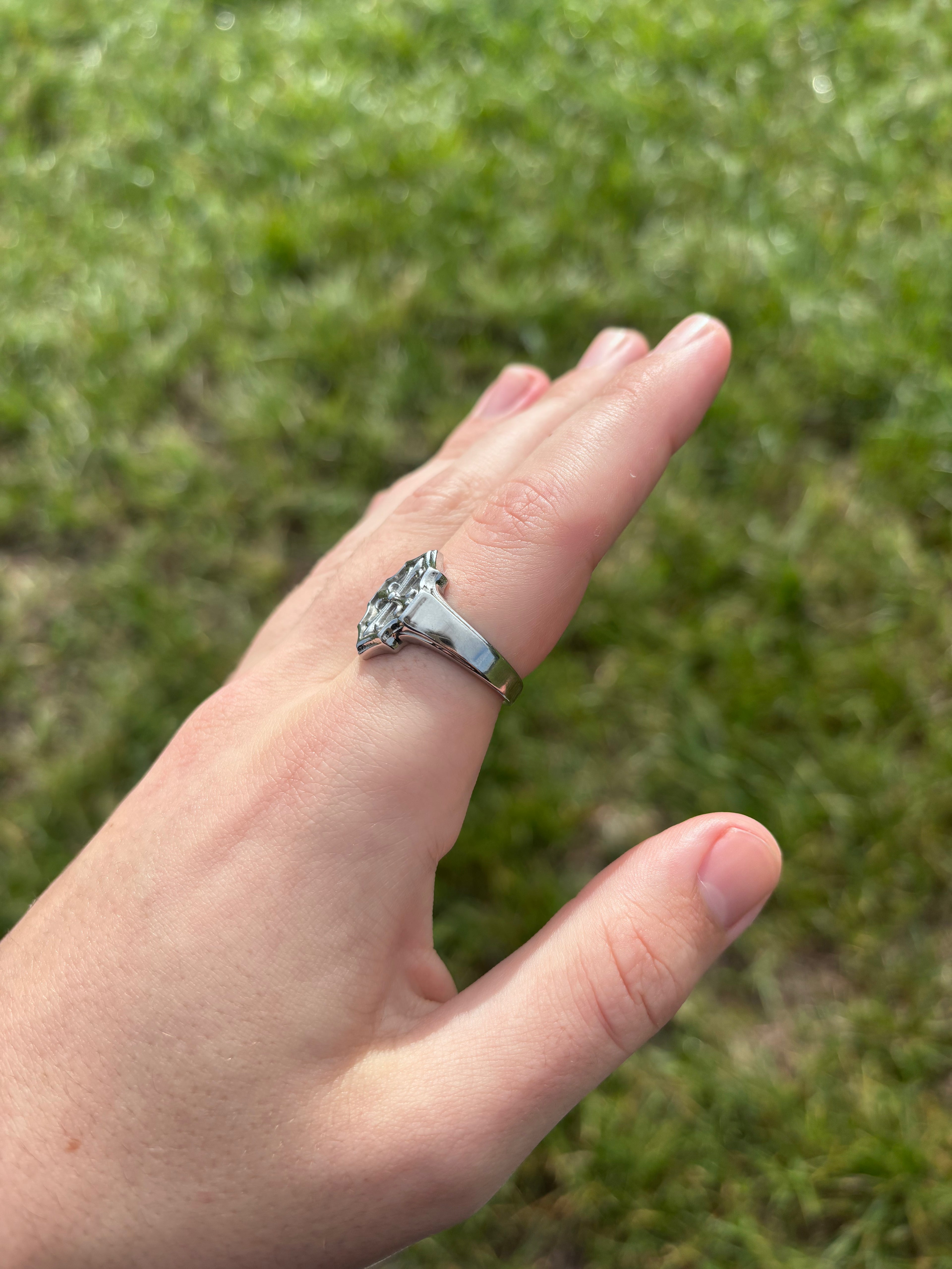 Lily Cross Ring aus 316L-Edelstahl, seitliche Ansicht der geschwungenen Wappenplatte