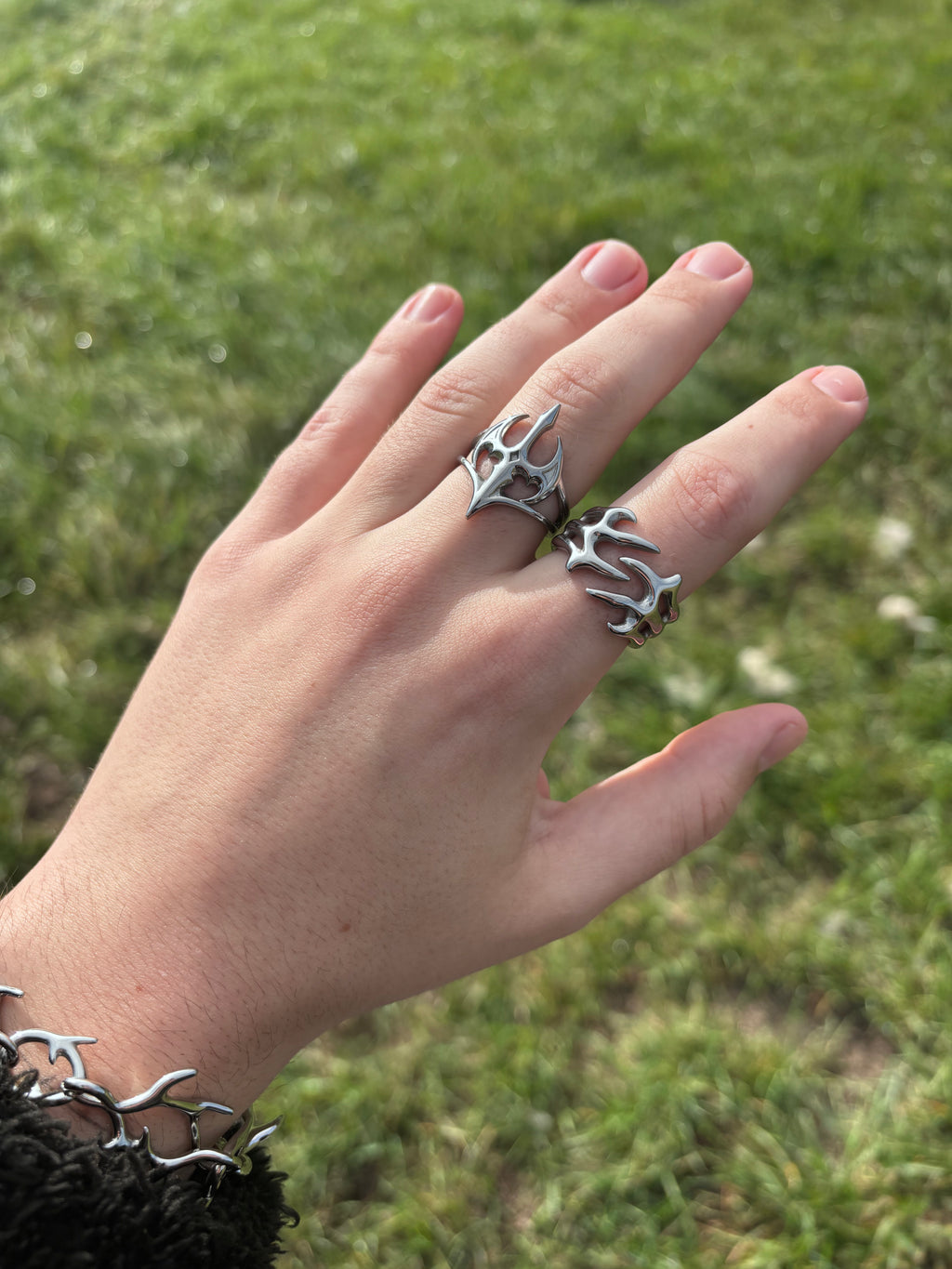 Thorn Embrace Ring aus 316L-Edelstahl an der Hand, breite Ringschiene sichtbar