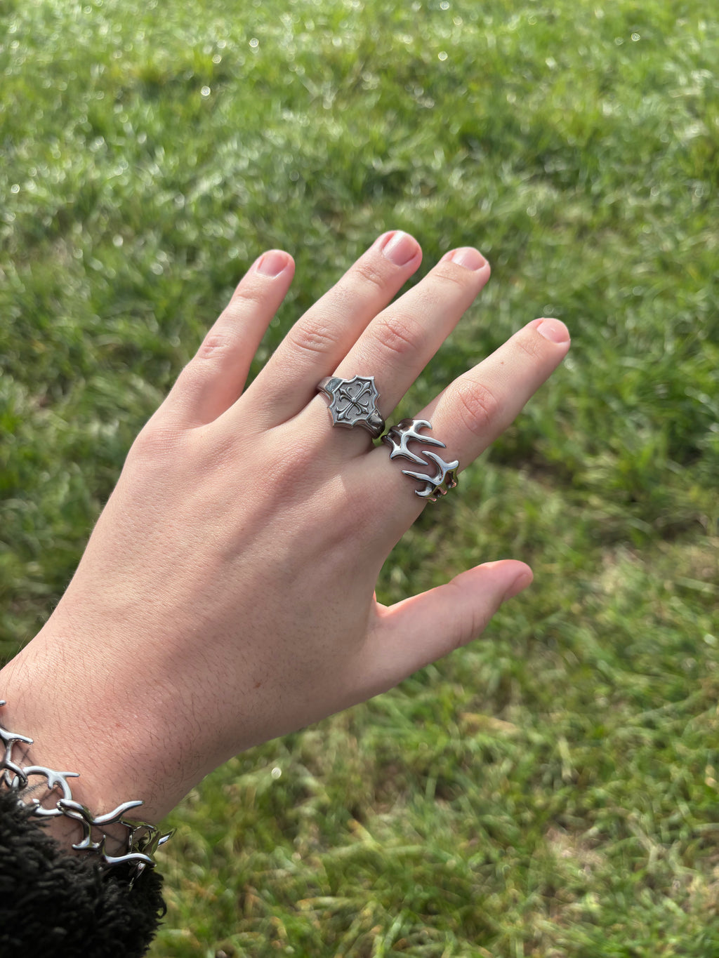 Thorn Embrace Ring aus 316L-Edelstahl, Nahaufnahme der offenen Zwischenräume