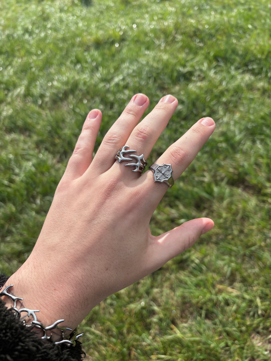 Thorn Embrace Ring aus 316L-Edelstahl am Finger, Größenverhältnis an der Hand