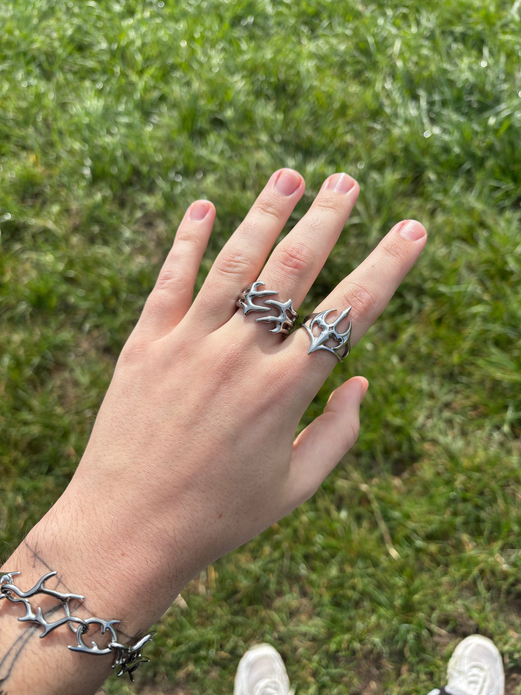 Thorn Embrace Ring aus 316L-Edelstahl getragen, polierte Dornenranken im Licht